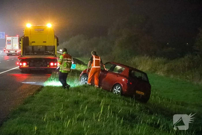 Automobilist belandt met voertuig onderaan het talud