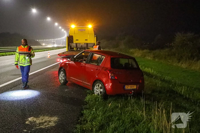 Automobilist belandt met voertuig onderaan het talud