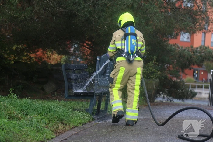 Houten bank afgebrand in park