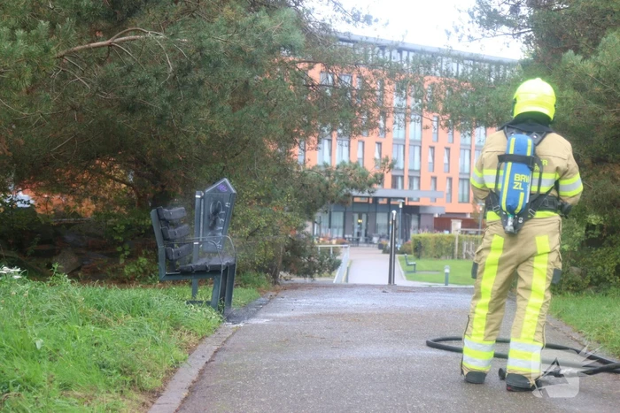 Houten bank afgebrand in park