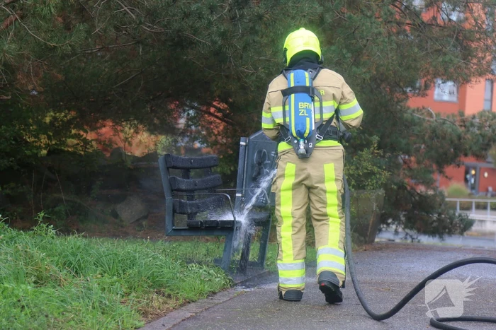 Houten bank afgebrand in park