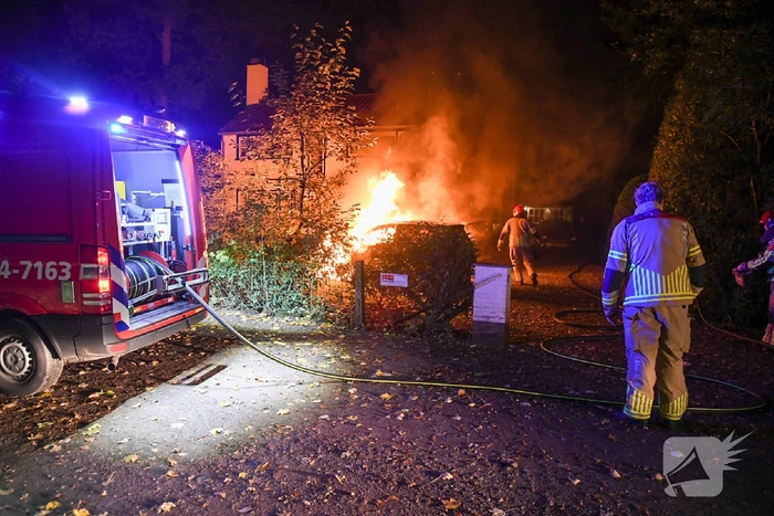 Twee personenwagens verwoest vanwege brand