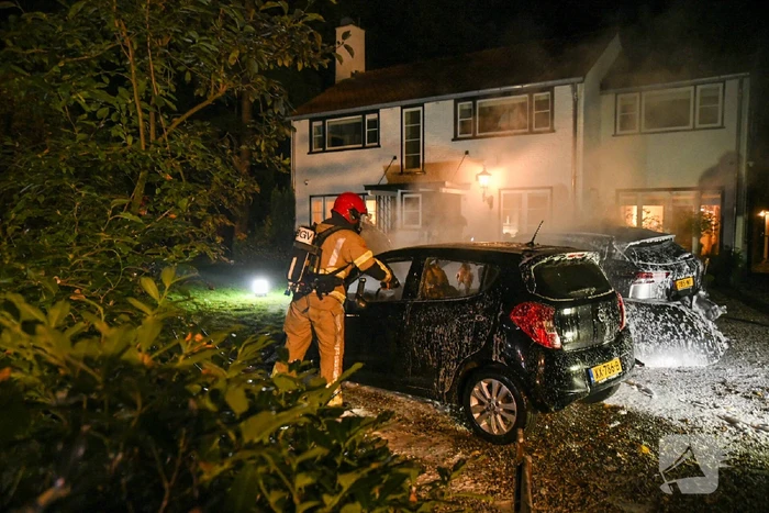 Twee personenwagens verwoest vanwege brand