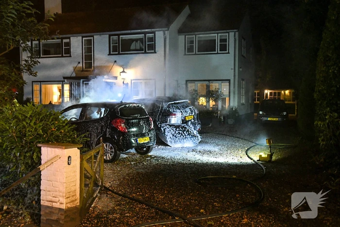 Twee personenwagens verwoest vanwege brand
