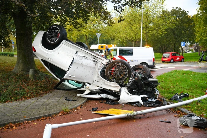 Mercedes-AMG belandt op de kop op fietspad