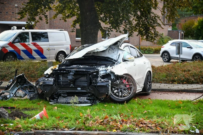 Mercedes-AMG belandt op de kop op fietspad
