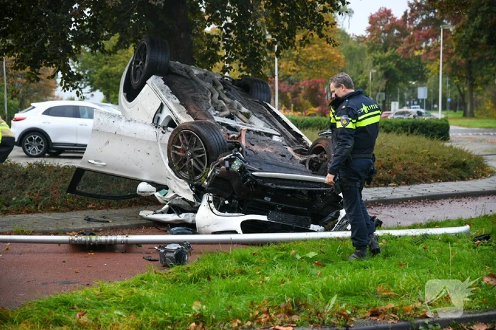 Mercedes-AMG belandt op de kop op fietspad