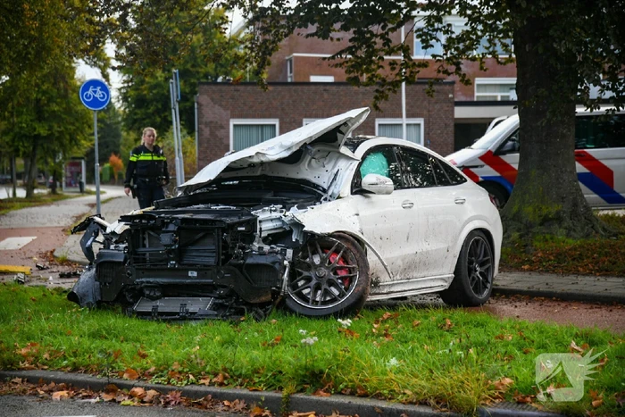 Mercedes-AMG belandt op de kop op fietspad