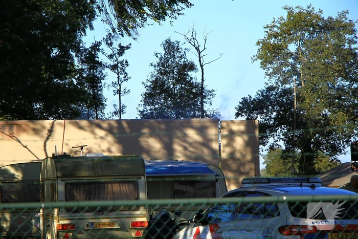 Vrachtwagentrailer in brand op camping