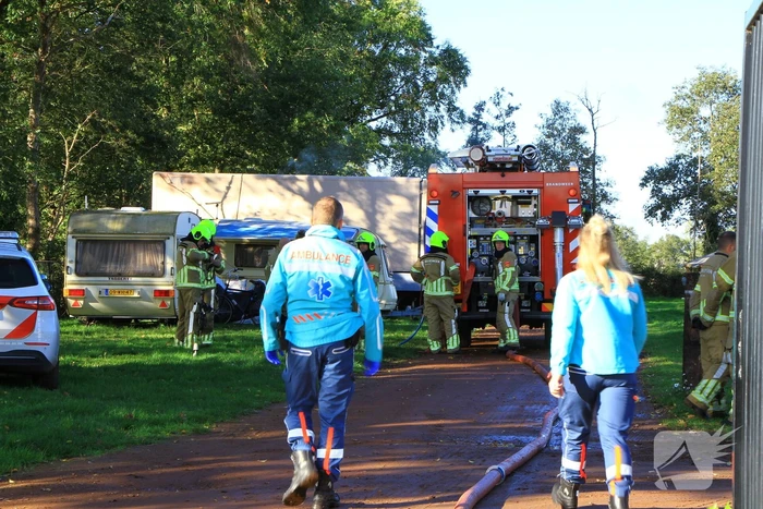 Vrachtwagentrailer in brand op camping