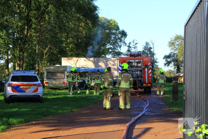 Vrachtwagentrailer in brand op camping