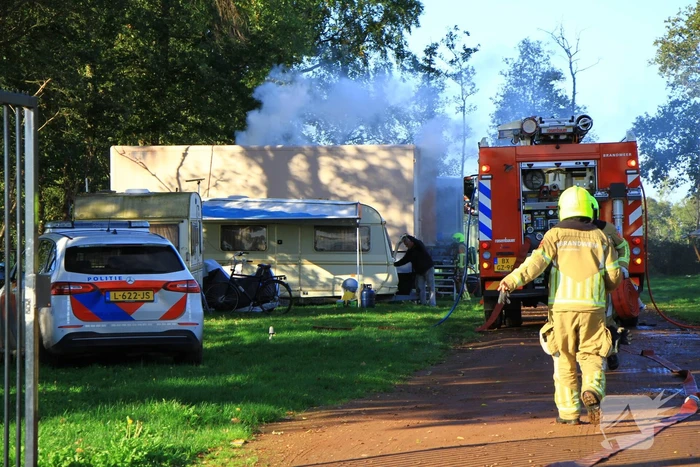 Vrachtwagentrailer in brand op camping