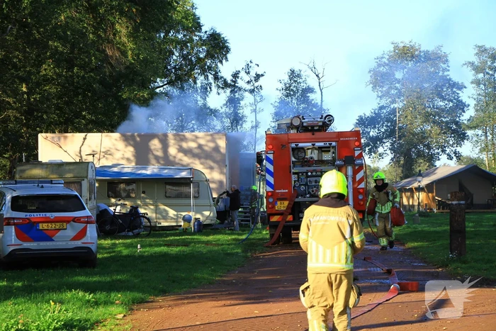 Vrachtwagentrailer in brand op camping