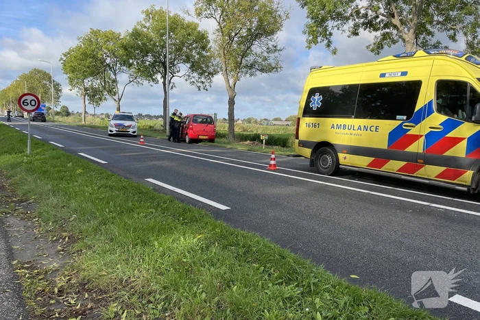 Auto klapt op lantaarnpaal