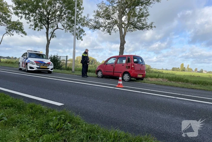 Auto klapt op lantaarnpaal