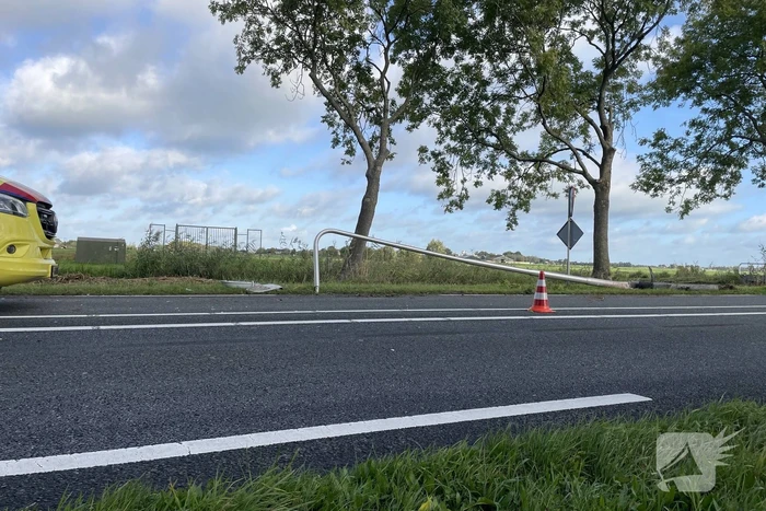 Auto klapt op lantaarnpaal