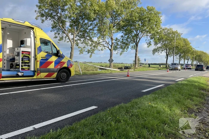 Auto klapt op lantaarnpaal