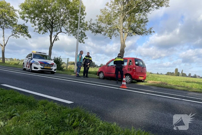 Auto klapt op lantaarnpaal