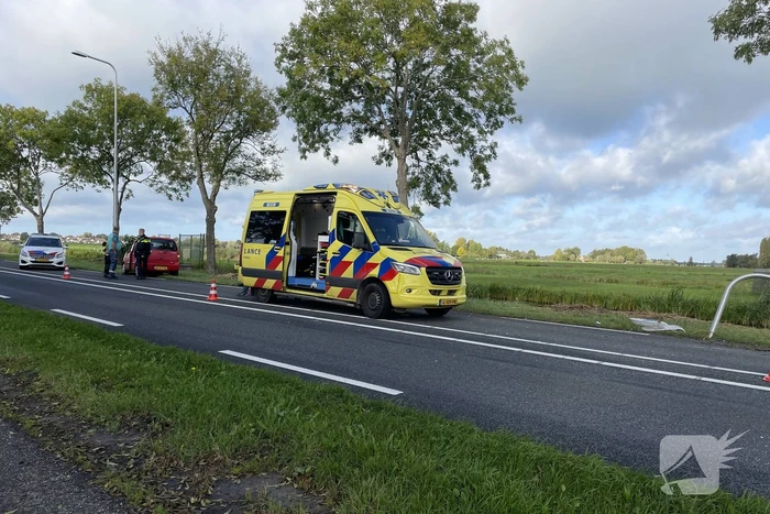 Auto klapt op lantaarnpaal