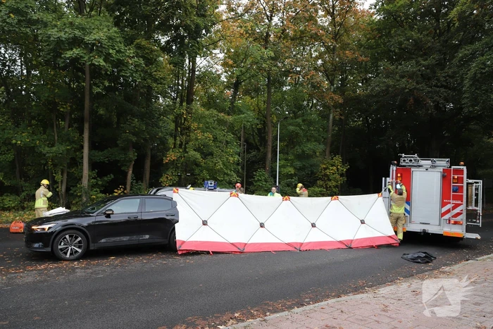 Persoon ernstig gewond nadat auto meerdere keren over de kop slaat