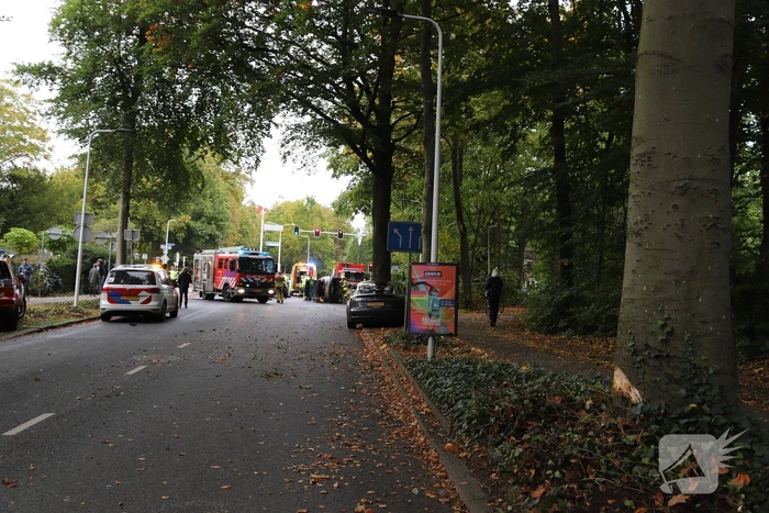 Persoon ernstig gewond nadat auto meerdere keren over de kop slaat