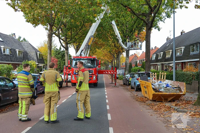 Weg afgesloten door gevaarlijk loshangende tak