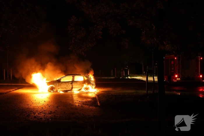 Auto volledig uitgebrand op parkeerplaats