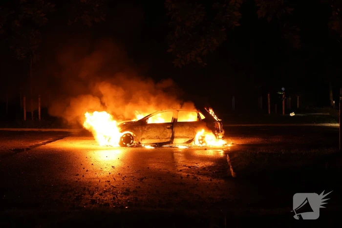 Auto volledig uitgebrand op parkeerplaats