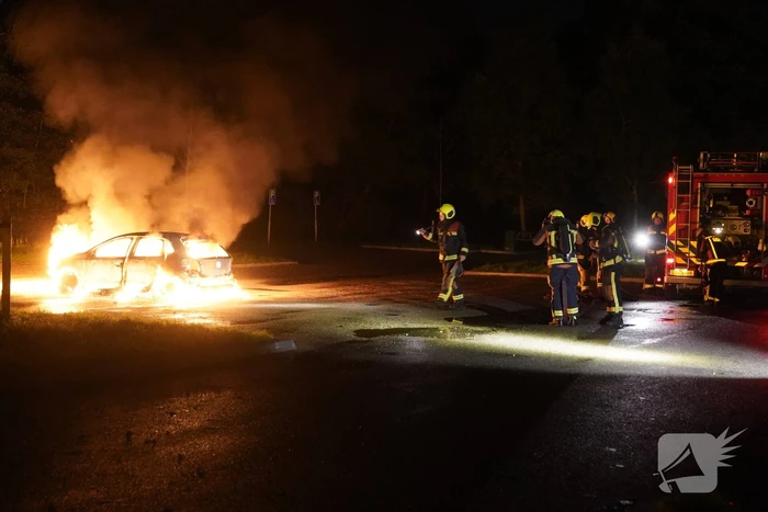 Auto volledig uitgebrand op parkeerplaats