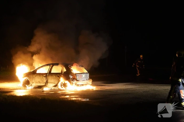 Auto volledig uitgebrand op parkeerplaats