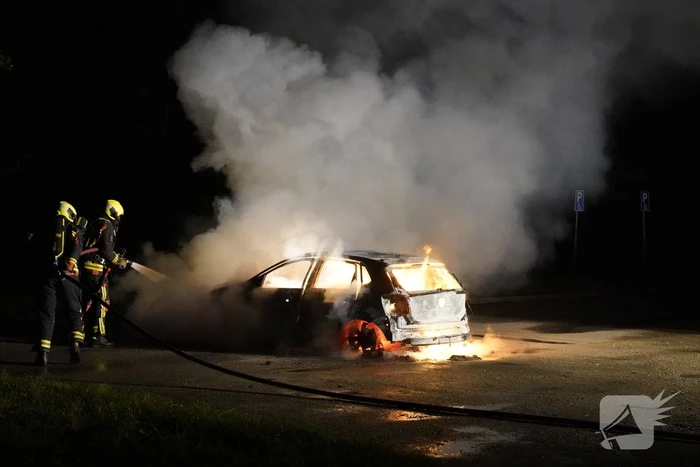 Auto volledig uitgebrand op parkeerplaats