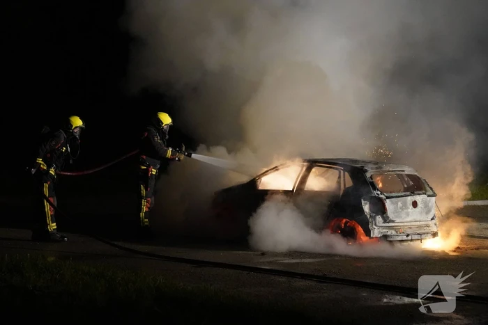 Auto volledig uitgebrand op parkeerplaats