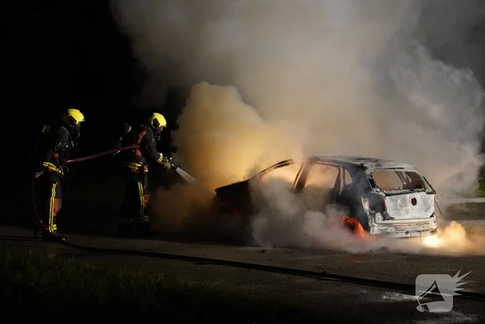 Auto volledig uitgebrand op parkeerplaats