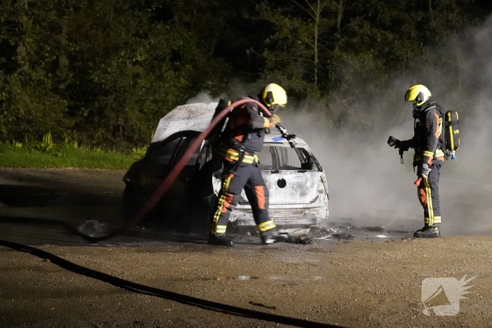 Auto volledig uitgebrand op parkeerplaats
