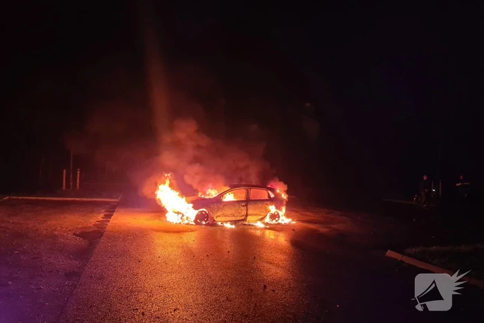 Auto volledig uitgebrand op parkeerplaats