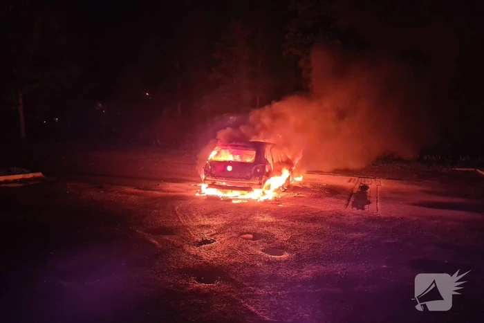 Auto volledig uitgebrand op parkeerplaats