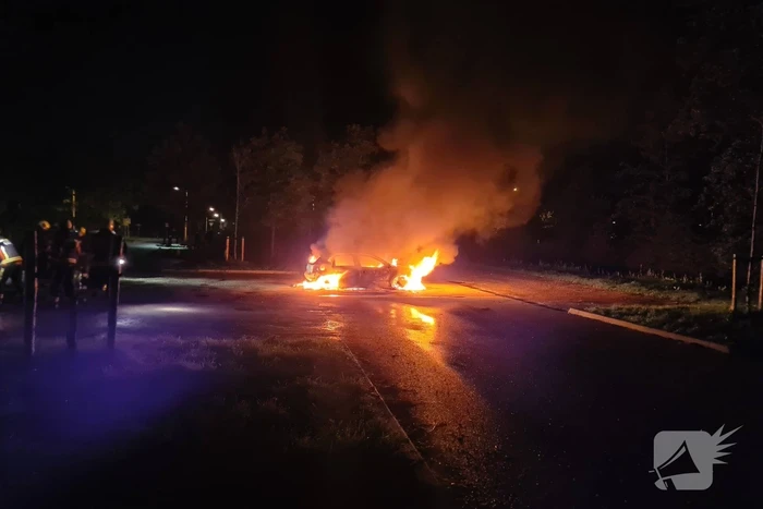 Auto volledig uitgebrand op parkeerplaats