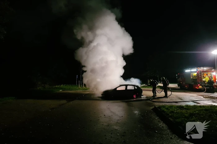 Auto volledig uitgebrand op parkeerplaats