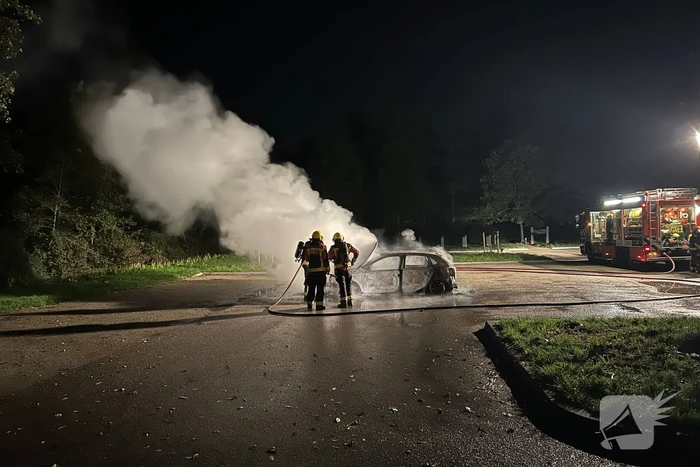 Auto volledig uitgebrand op parkeerplaats