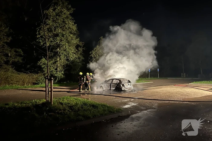 Auto volledig uitgebrand op parkeerplaats