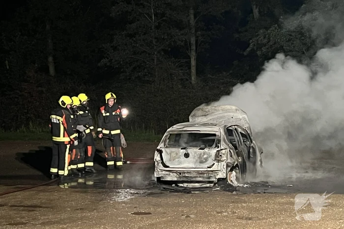 Auto volledig uitgebrand op parkeerplaats