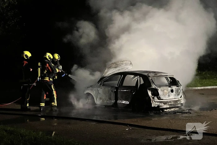 Auto volledig uitgebrand op parkeerplaats
