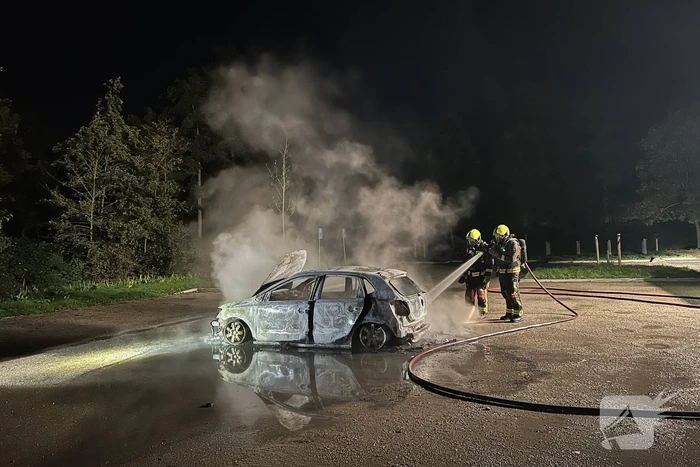 Auto volledig uitgebrand op parkeerplaats
