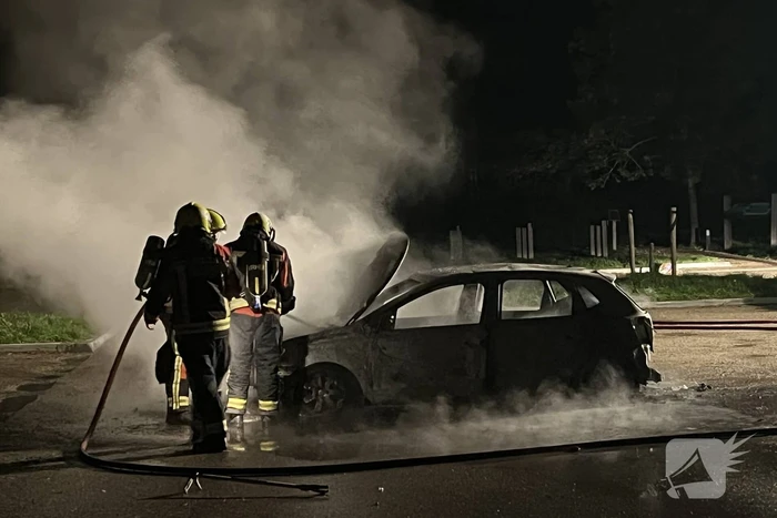 Auto volledig uitgebrand op parkeerplaats