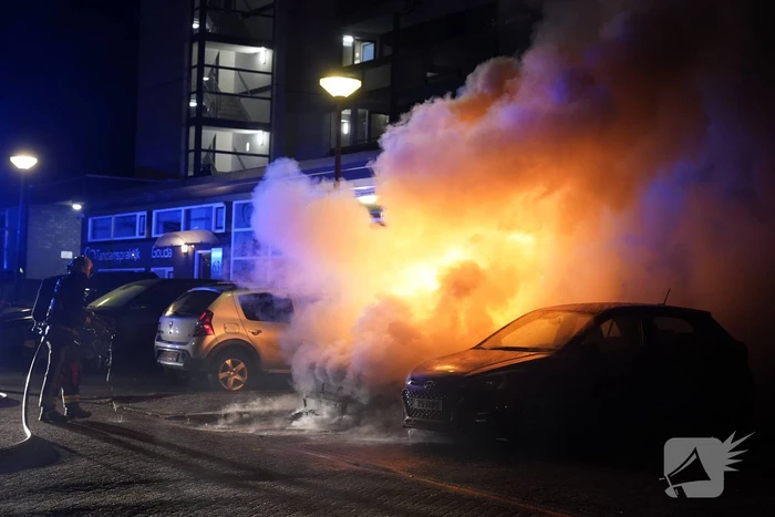 Tweede auto volledig uitgebrand