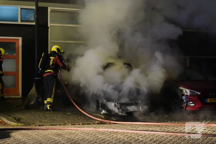 Tweede auto volledig uitgebrand