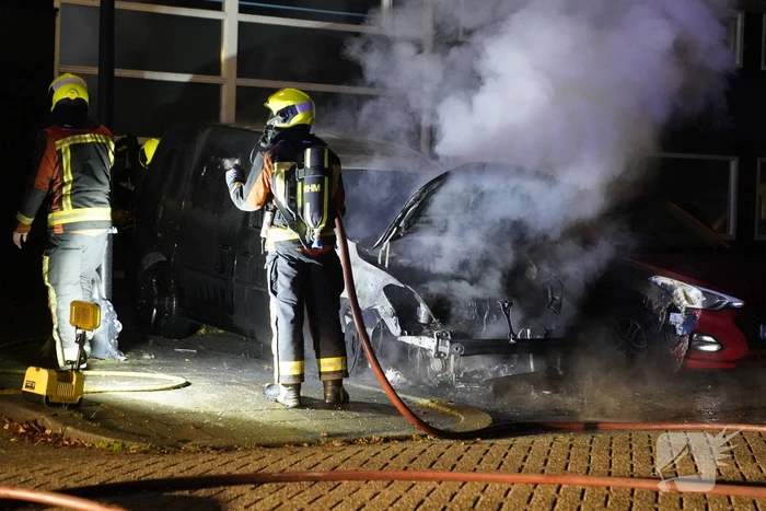 Tweede auto volledig uitgebrand