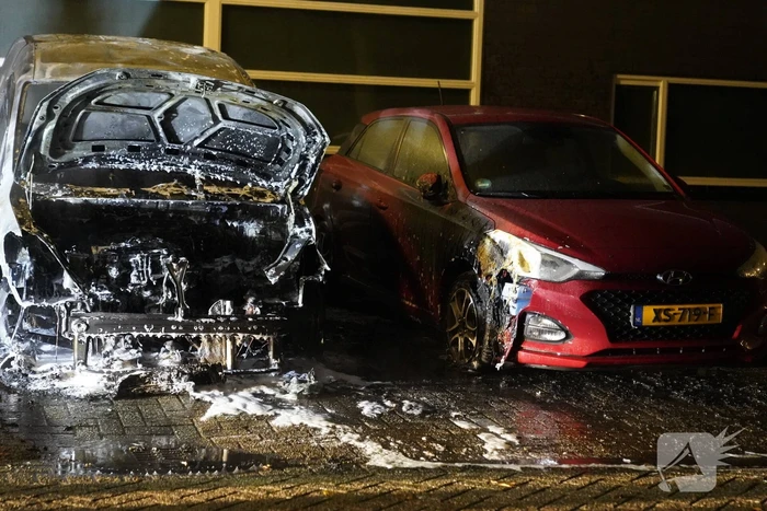 Tweede auto volledig uitgebrand