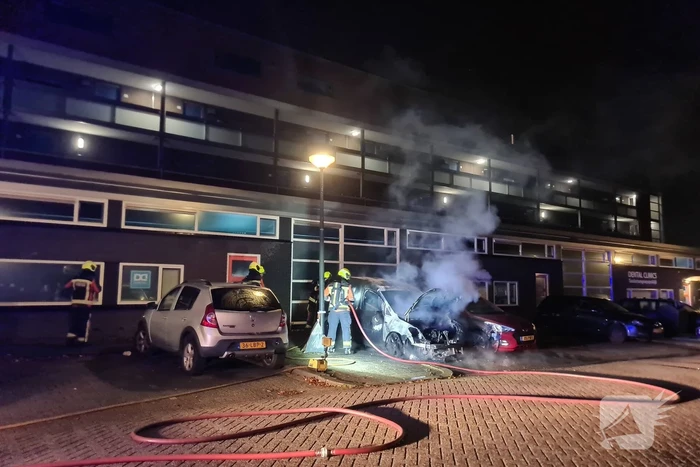 Tweede auto volledig uitgebrand