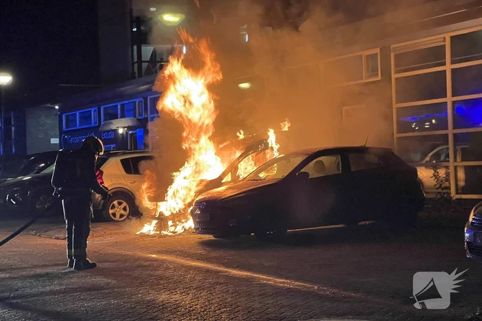 Tweede auto volledig uitgebrand